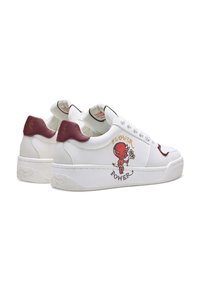 Vita lädersneakers med vinröda detaljer, som har en röd djävulsgrafik som håller i en blomma, och texten "FLOWER POWER" broderad.