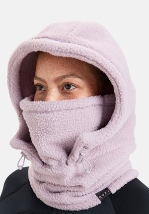 Fleece-Haube mit Nackenwärmer in hellem Lavendel, mit weicher Textur, verstellbaren Kordeln und einem Logo-Tag an der Seite.