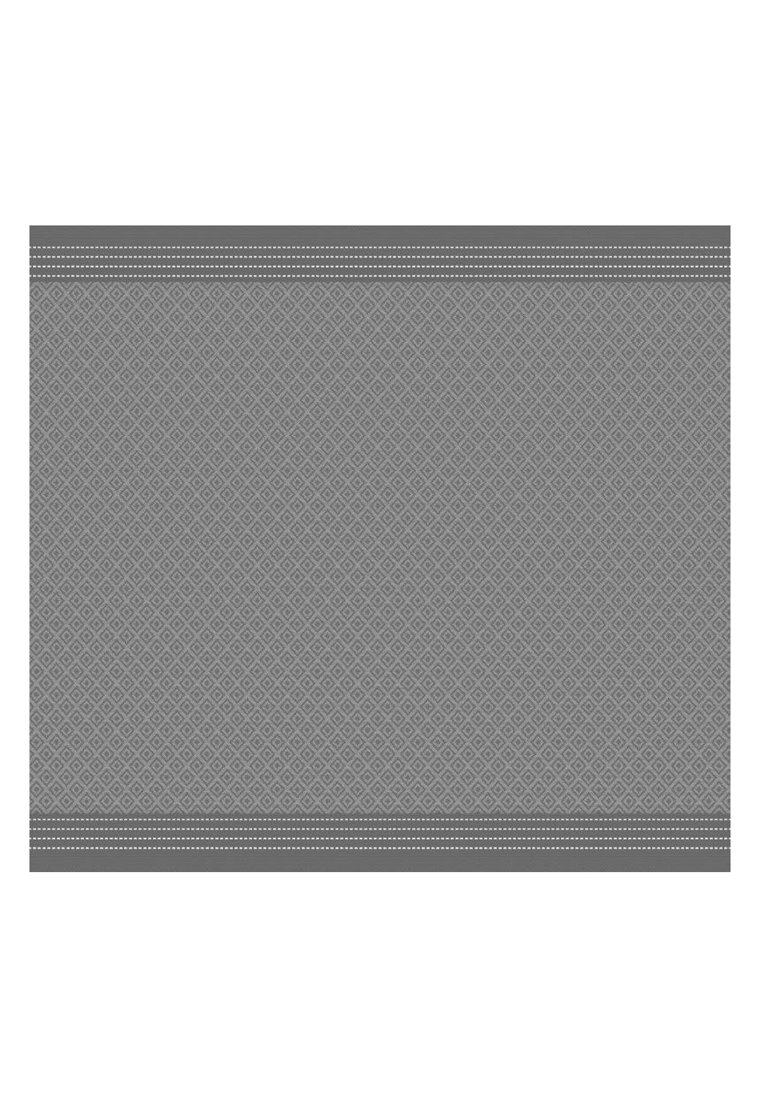 Alfombra gris con un diseño texturizado de diamantes y suaves franjas de acento blancas a lo largo de los bordes. Material de tela suave.