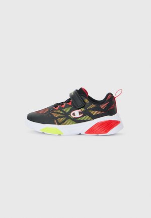 Chaussure de sport noire avec tige en maille, ornée d'accents jaunes néon et rouges. Le design inclut une sangle Velcro et une semelle blanche texturée.