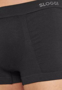 Boxer shorts neri in cotone elasticizzato con una texture liscia, dotati di una cintura elastica con marchio e design aderente.