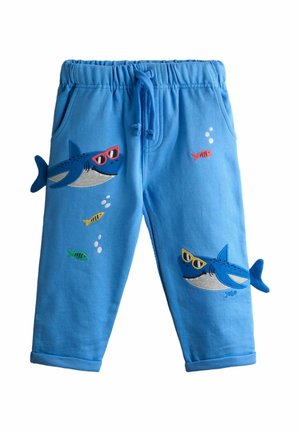 Blauwe kinderbroek met elastische taille, met twee haai-designs die een zonnebril dragen en kleine kleurrijke vissen met bubbels.