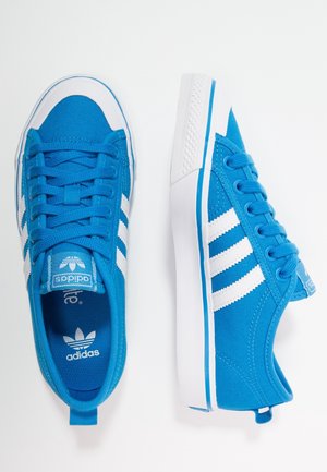 Baskets Adidas bleues avec des bandes blanches et des lacets, vues de dessus et de côté sur fond blanc.
