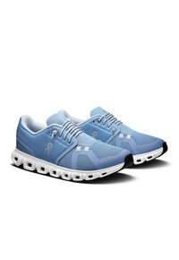 Scarpe da ginnastica azzurro chiaro realizzate in rete e materiale sintetico, caratterizzate da una suola bianca con sezioni ammortizzanti e accenti grigi.