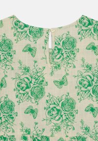 Vestito floreale in tessuto leggero con sfondo crema. Presenta stampe di rose verdi e farfalle, scollo rotondo e chiusura con bottoni sul retro.