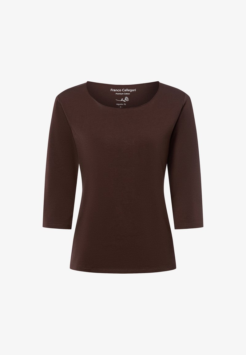 Brązowa koszula z trzema ćwierć rękawami, wykonana z najwyższej jakości bawełny, z okrągłym dekoltem i regularnym krojem. Gładka tekstura, bez widocznych wzorów lub dodatków.