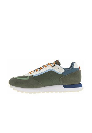 Sneaker mit Olivgrünem Wildleder- und Stoffoberteil, weißen Akzenten, orangefarbenen Schnürsenkeln und blauer Ferse. Weiße Zwischensohle mit strukturiertem Sohlenbereich.