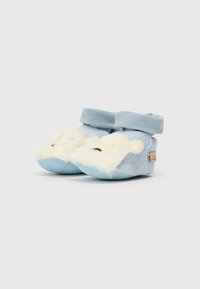 Botine albastre pentru bebeluși, cu un exterior moale și pufoasă de culoare albă și un design cu manșetă, având un accent mic de culoare maronie pe fiecare botină.