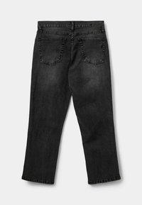 Vaqueros de mezclilla negra con corte recto, que cuentan con un diseño de cinco bolsillos y detalles de costura en los bolsillos traseros.