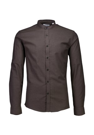 Camisa marrón de manga larga con cuello mao, cierre delantero de botones y botones negros. Tejido suave, corte ajustado y sin patrones visibles.