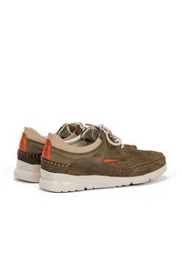 Zapatillas de ante marrón con suela blanca, con acentos en naranja y talón beige, diseño de cordones y detalles perforados en los laterales.
