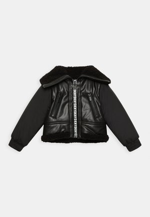Schwarze cropped Jacke mit einem Kragen aus Kunstfell, Reißverschluss und zwei Reißverschlusstaschen mit Branding auf der Vorderseite.