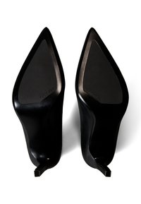 Zwarte pumps met puntige neus, bekeken vanaf de zoolzijde, met slanke naaldhakken en Calvin Klein-logo's op de zolen.