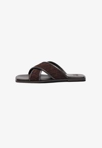 Brune sandaler med flat såle, vevet tekstur på stroppen og åpen t�å-design. Inkluderer to kryssende stropper for fotstøtte.