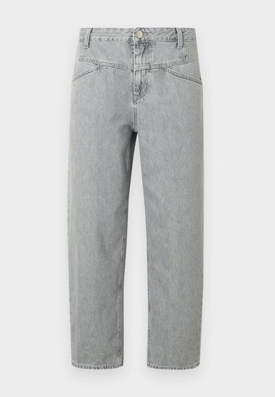 Jean en denim gris à jambes droites avec fermeture à boutons, design à cinq poches et texture de tissu légèrement délavée. Longueur standard sans ornements.