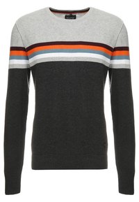 Pull gris avec des rayures horizontales en orange, rouge, bleu clair et blanc. Il présente un col rond et des poignets et un ourlet côtelés.