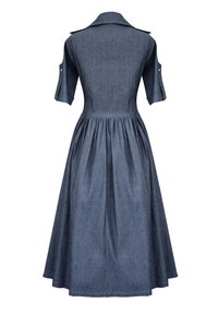 Mörkblå denim midi klänning med figursydd överdel, volangkjol, korta ärmar med knappribbor och en klassisk krage, sedd bakifrån.