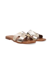 Gouden metallic slip-on sandalen met platte zolen, voorzien van twee open banden en een gladde tan schuin. Minimalistisch ontwerp met een gelijkmatige textuur.