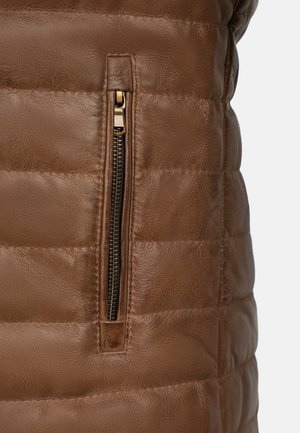 Gilet en cuir marron avec un motif matelassé, doté d'une poche latérale zippée. La texture est lisse avec des coutures visibles et des accessoires dorés.