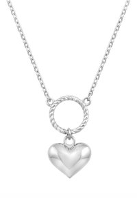 Sølvhalskæde med en snoet ring og en poleret hjertevedhæng. Hjertet har en glat tekstur med en refleksiv overflade.