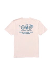 Világos rózsaszín pamut póló hátul grafikus illusztrációval, nap, yin-yang és karakterek találhatók rajta, a "ROLL WITH THE SOUL BILLABONG" felirattal.