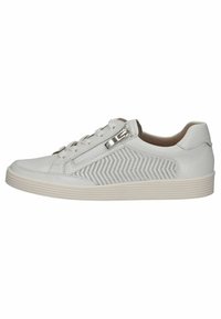 Sneaker en cuir blanc avec un motif chevron texturé, fermeture à lacets à l'avant, fermeture éclair sur le côté et semelle beige striée.