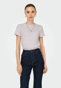 Stribet kortærmet t-shirt i lavendel og hvid, parret med høj talje mørke denim jeans. Har en rund halsudskæringer og subtil ribbet tekstur.