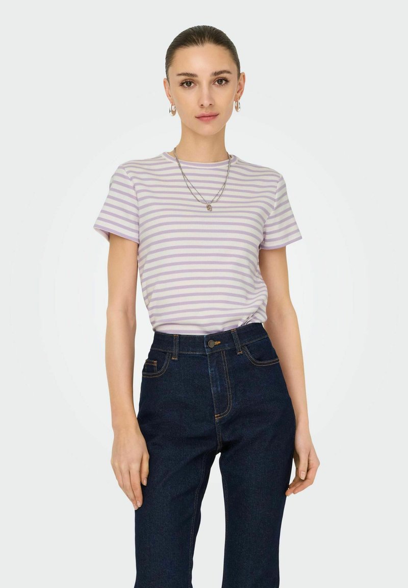 Stribet kortærmet t-shirt i lavendel og hvid, parret med høj talje mørke denim jeans. Har en rund halsudskæringer og subtil ribbet tekstur.