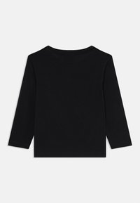 Svart langermet topp med rund hals, laget av mykt stoff. Har et enkelt design og rak kant. Ingen mønstre eller detaljer.
