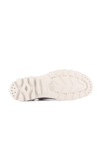 Sole tenisky s bílým gumovým materiálem, texturovaným vzorem podrážky a vystouplými detaily podél stran pro trakci a podporu.