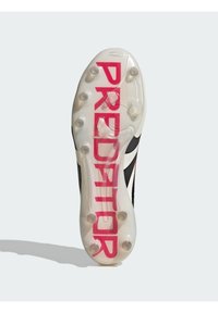 Schwarz-weißer Stollen mit transparentem Boden. Verfügt über auffälligen pinken "PREDATOR"-Text und runde Stollen für Grip und Traktion.