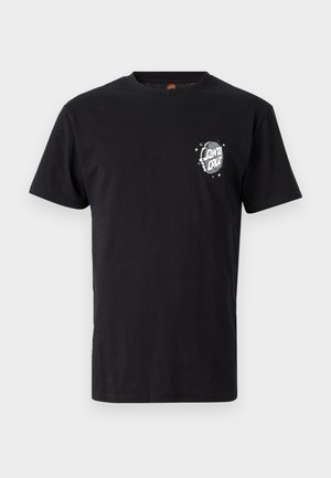 Czarna koszulka z krótkim rękawem z małym białym logo "Santa Cruz" w grafice planety na lewej piersi.