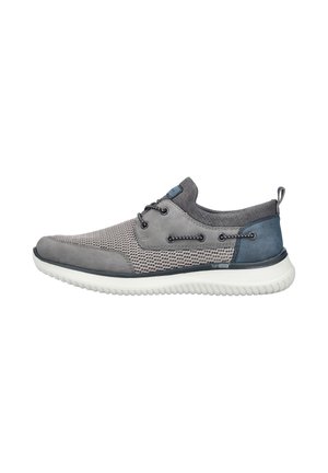 Grauer Herren-Casual-Sneaker mit Mesh-Obermaterial, Schnürösen, blauem Fersenakzent und weißer strukturierter Sohle.