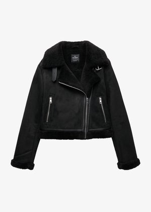 Crna jakna od umjetnog ovčjeg runa s krojenim dizajnom, velikim ovratnikom, džepovima sa zatvaračima i teksturiranim ukrasom duž manžeta i ruba.