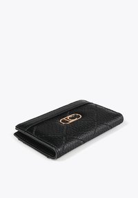 Černá kožená peněženka s prošívanou texturou, se zlatým kovovým akcentem. Skládací design s klopou na zavírání.