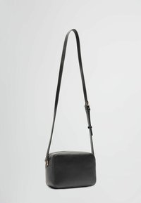 Černá obdélníková crossbody taška vyrobená z hladké kůže, s dlouhým, nastavitelným popruhem a akcenty zlaté barvy.