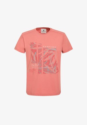 Korallivärvi puuvillane T-särk, mis sisaldab graafilist disaini siniste ja valgete joonte, tekstiga ning abstraktsete kujunditega; lühikesed varrukad ja ümar kaelus.