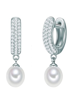Orecchini a cerchio in argento con un grappolo di piccole pietre chiare e una singola perla bianca che pende dal fondo. Finitura liscia e lucida.
