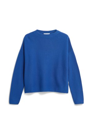 Blauer Strickpullover mit rundem Ausschnitt, langen Ärmeln und kurzer Passform. Die Textur wirkt glatt und leicht gerippt.