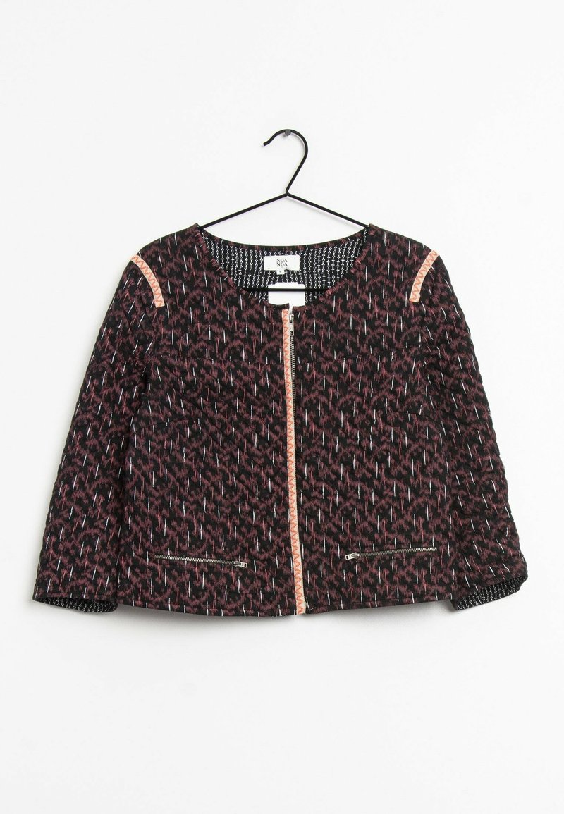 Veste à motifs noirs et roses avec une fermeture éclair frontale, deux poches zippées et une bordure rose sur les épaules, présentée sur un cintre.
