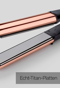 Fer à lisser avec plaques en titane ; design élégant avec des accents en or rose, une poignée noire et des surfaces de plaques lisses et réfléchissantes.