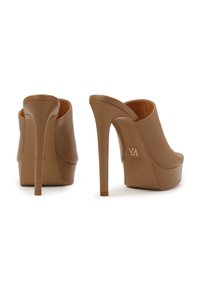 Pantofi cu toc înalt, bej, cu o finisare mată și netedă, având un vârf rotund și un toc stiletto alungit.