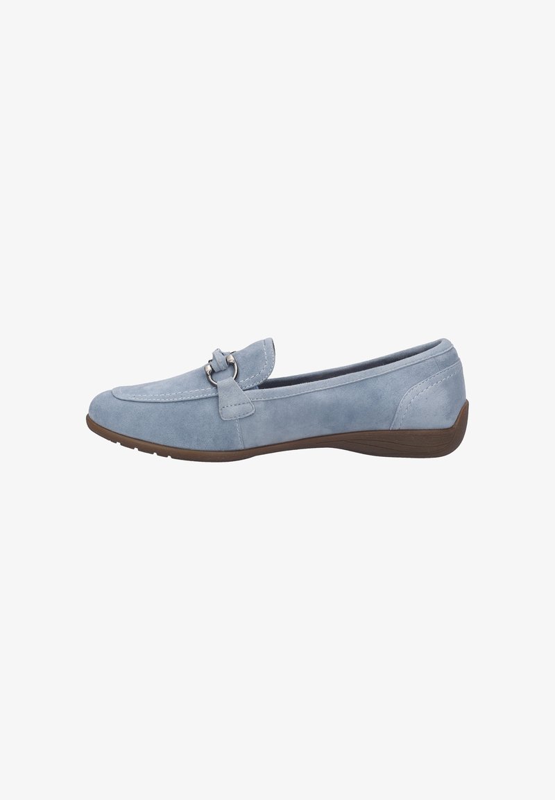 Mocassin en daim bleu clair avec détail de boucle argentée et semelle en caoutchouc marron, vu de profil sur un fond blanc.