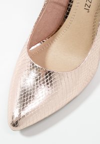 Scarpa con tacco alto in rosé, con una superficie lucida e testurizzata caratterizzata da un motivo a pelle di serpente e una punta affusolata.