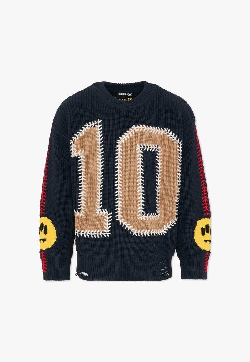 Granatowy sweter dzianinowy z dużą, beżową cyfrą 10 na przodzie, czerwonym przeszyciem na rękawach oraz żółtymi naszywkami w kształcie uśmiechniętych buziek na łokciach.