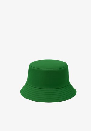 Cappello a secchiello verde con una tesa cucita, leggermente inclinata verso il basso e superficie liscia del tessuto.