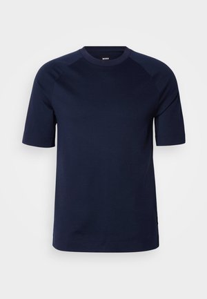 Marineblauwe T-shirt met korte mouwen, gemaakt van zachte katoen. Heeft een ronde hals en raglanmouwen, met minimale branding op de kraag.