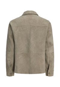 Μπεζ σουέντ σακάκι με μακριά μανίκια, μανσέτες με κουμπιά και ορατά ραφές, εμφανίζεται από πίσω σε λευκό φόντο.