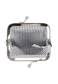 Sidabrinė metalinė monetų piniginė su užsegimu, turinti išpoliruotą vidų su pilkai baltomis juostelėmis. Kompaktiškas kvadratinis dizainas.