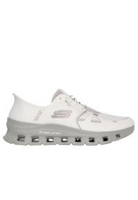 Scarpa sportiva bianca con una tomaia in rete traspirante, accenti grigi, design con lacci e suola imbottita con canali d'aria visibili per il comfort.